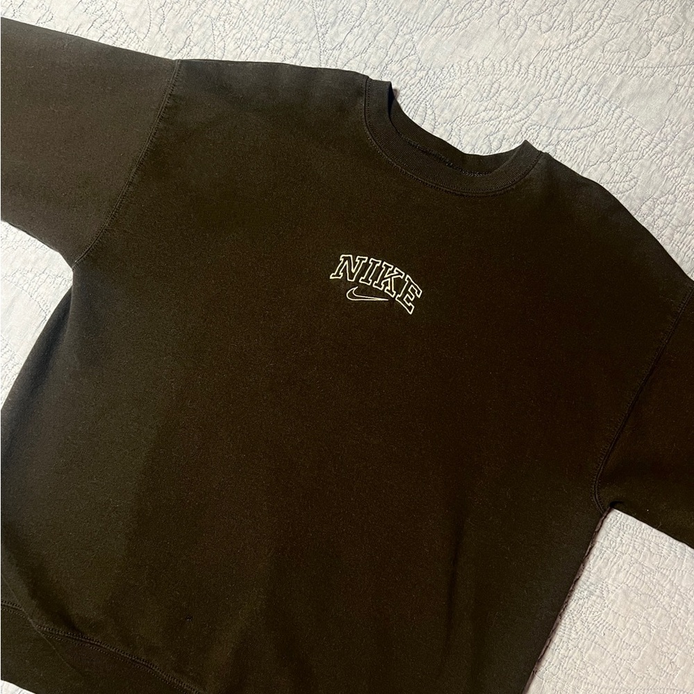 Black Nike embroidered crewneck